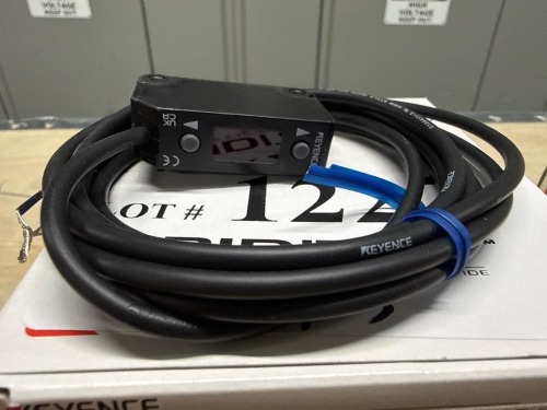 (3) Keyence PZ-V71 Photoelectric Sensors