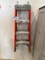 4&rsquo; Louisville Fiberglass Ladder