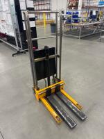 Electric stacker - 3