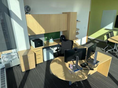 U Shape Office Desk and Hutch 72&rdquo; x 102&rdquo; x 72&rdquo;