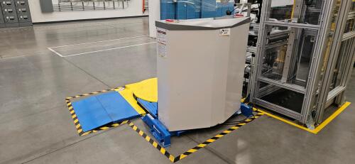 2022 EZOFF 2500lb Capacity Rotating Lift