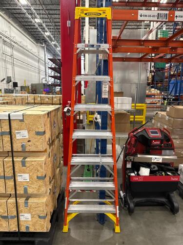 8&rsquo; Werner Fiberglass Ladder