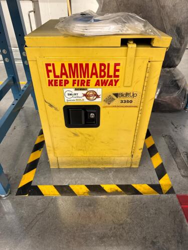 Flammable storage cabinet