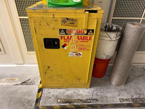 Flammable storage cabinet