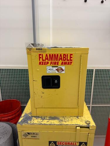 Flammable storage cabinet