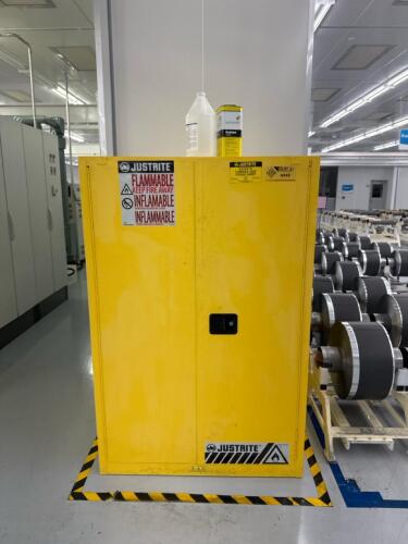 Flammable storage cabinet