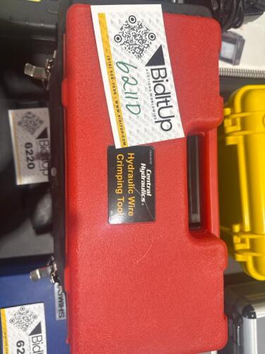Hydraulic wire crimping tool
