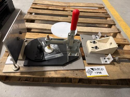 DESTACO 207 Series vertical hold-down toggle clamp with mounting bracket