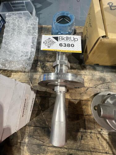 Rosemount Explosion-Proof Level Transmitter with Flanged Probe Assembly
