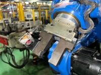 Industrial Robotic Tube Gripper Head &ndash; Dual-Jaw Pneumatic EOAT &ndash; CNC Tube Handling End Effector &ndash; Automated Pick and Place &ndash; Yaskawa Robot Mount