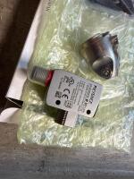 KEYENCE Self-contained CMOS Laser Sensor LR-Z series & BRACKETS - 2