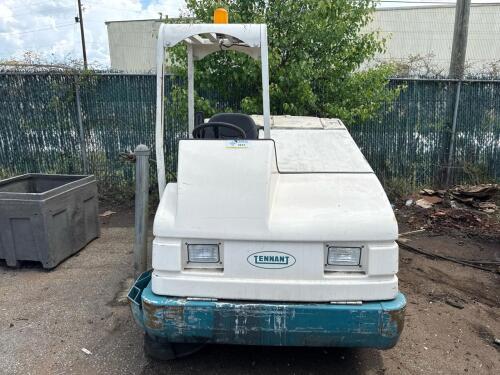 Tenant T-800 Industrial Ride-On Floor Scrubber