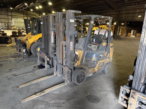 Caterpillar 2C5000 &mdash; 5,000 lb LPG Cushion Forklift