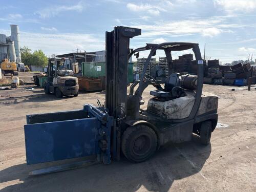 6,500lb Capacity Crown C-51050-65 Pneumatic Fork Lift w/ Rightline RGGM009 Bulk Box Attachment