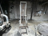 Manual Hydraulic Drum Lifter / Barrel Tilter with Foot Pump Lift on Casters