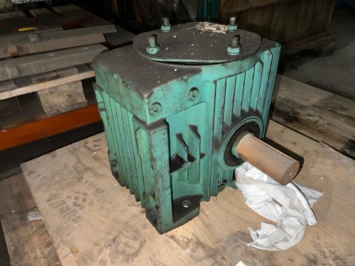 SEW-Eurodrive Speed Reducer Gearbox Type S70DS50W132S4 S.O. 870059376 with Output Shaft