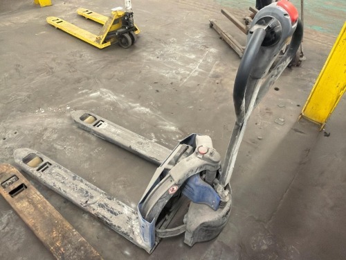 Electronic pallet jack