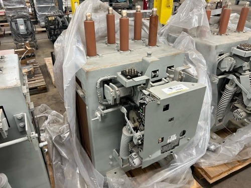 General Electric Magne-Blast Circuit Breaker AM-13.8-500-7H 15kV 1200A ML-13 Mechanism