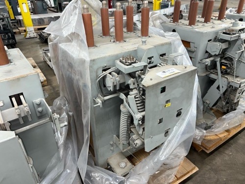 General Electric Magne-Blast Circuit Breaker Type AM-13 8-500-6H 1200A 15kV