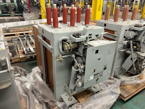 General Electric Magne-Blast Circuit Breaker Type AM-13 8-500-7H 1200A 15kV ML-13