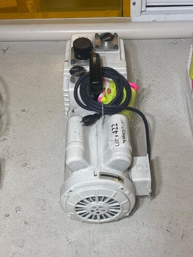 Leybold Trivac D8A Rotary Vane Vacuum Pump, 5.6 CFM, 1.5 x 10⁻&sup3; Torr, 0.37 kW, Serial 1392379457