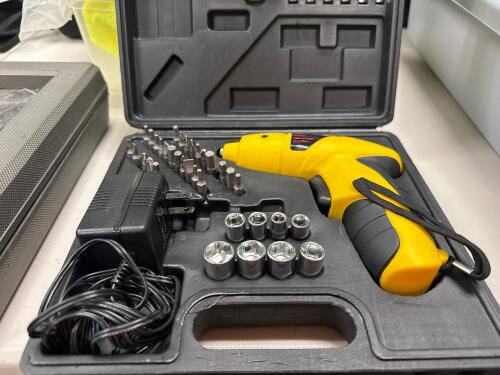 Cordless screwdriver set