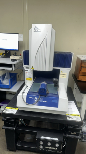 2005 MITUTOYO QUICK VISION PRO APREX VISION MEASURING MACHINE WITH (1) RENISHAW TP20 STD FORCE PROBE, (1) RENISHAW TP20 MED FORCE PROBE, (1) QV-OBJECTIVE 1x/0.055, f=100,
