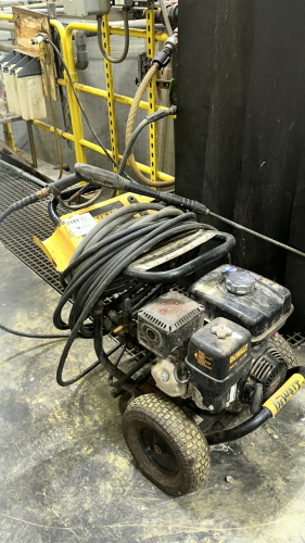 DEWALT3800 PSI 3.5. GPM GAS PRESSURE WASHER WITH (1) TIP