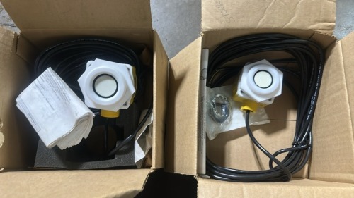 Lot (2) Banner U-Gage QT50UVR Series Sensors