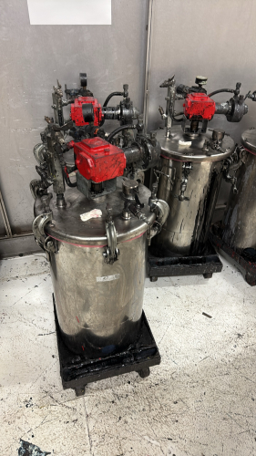LOT (3) Industria PRESSURE POTS WITH AIR POWER MIXING AGITATOR, ( RED TOP) (10 GAL) (LOCATION: PLANT 3, 29883 BECK RD, Wixom, MI 48393)