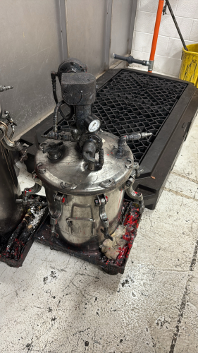 LOT (8) PRESSURE POT'S WITH AIR POWER AGITATOR (8 and 7 GAL) (LOCATION: PLANT 3, 29883 BECK RD, Wixom, MI 48393)