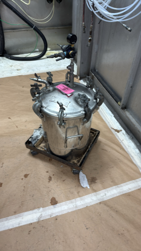 LOT (7) PRESSURE POT'S) (7 and 8 GAL) (LOCATION: PLANT 3, 29883 BECK RD, Wixom, MI 48393)