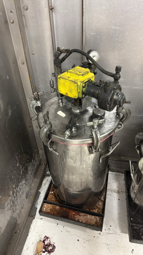 LOT (6) Industria PRESSURE POT'S WITH AIR POWER MIXING AGITATOR ( YELLOW TOP) (10 GAL) (LOCATION: PLANT 3, 29883 BECK RD, Wixom, MI 48393)
