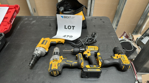 LOT OF ASSORTED DEWALT POWER TOOLS/BATTERY PACKS, TO INCLUDE: 1/2" CORDLESS DRILL DRIVER, VERSA-CLUTCH SCREWDRIVER, 1/2" HAMMERDRILL, 20V MAX LITHIUM BATTERY, ETC.