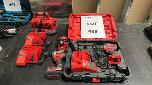 LOT OF ASSORTED MILWAUKEE DRIVERS/BATTERY PACKS, TO INCLUDE: 1/2" DRILL/DRIVER, 1/4" HEX IMPACT DRIVER, M12/M18 BATTERY, M4 BATTERY, ETC.