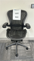 HERMAN MILLER AERON SIZE B MESH ADJUSTABLE OFFICE CHAIR, REAR TILT LIMITER, LUMBAR SUPPORT PAD (BROKEN SEAT)
