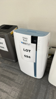 DĒLONGHI PINGUINO PORTABLE AIR CONDITIONER, DEHUMIDIFIER, FAN & UV-CARELIGHT, MODEL: PACEX390UV-6AL-WH, S/N: 900053P000087