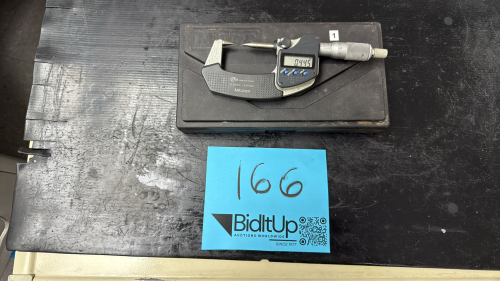 A Mitutoyo 342-261-30 0-25mm Micrometer with case