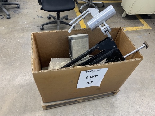 LOT 1/2 TON CHAIN HOIST AND HOIST FLEX ARM