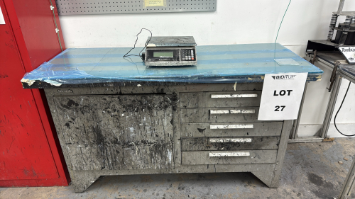 GLOBAL INDUSTRIAL 60 LBS CAPACITY SCALE WITH METAL CABINET