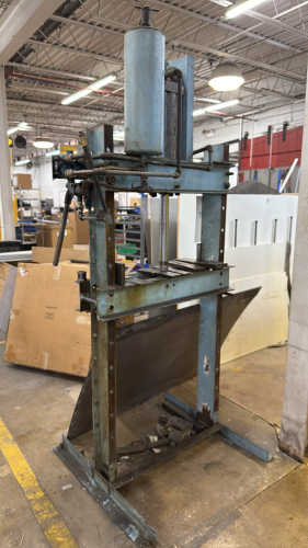 HYDRAULIC PRESS WITH ADJUSTABLE BED