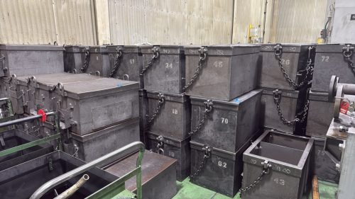 (86) Metal cans, with Clevis and chains