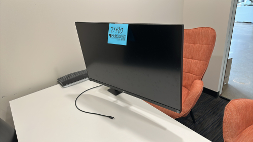 LG 32 MONITOR MODEL: 32BN88U-B WITH ARM BAR