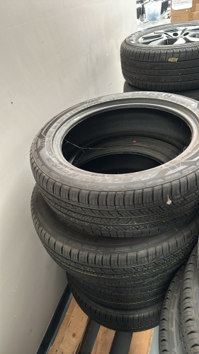 LOT OF (5) NEXEN ROADIAN GTX SIZE: 205/60R19