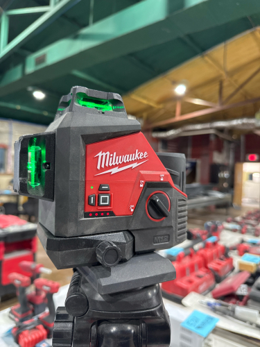 MILWAUKEE 360 DEGREE 3 PLANE LASER CAT NO: 3632-20 WITH TRIPOD , CHARGER & CHARGING STATION