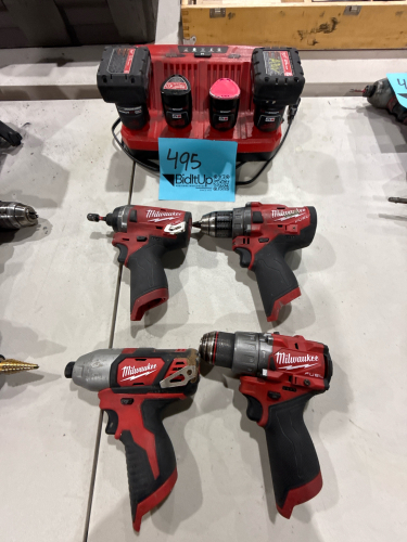 LOT OF (4) MILWAUKEE DRILLS WITH 4 STATION MILWAUKEE CHARGING STATION