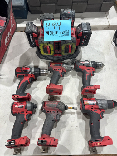 LOT OF (6) ASSTD MILWAUKEE DRILLS WITH 6 STATION MILWAUKEE BATTERY CHARGER