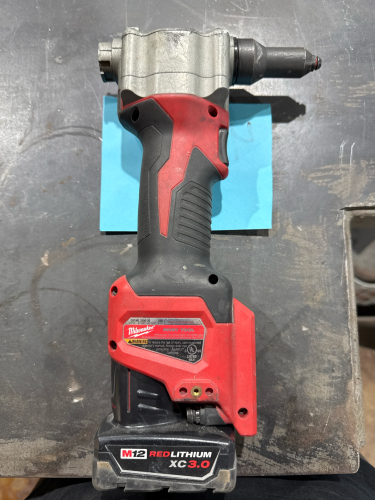 MILWAUKEE RIVET TOOL CAT NO: 2550-20 WITH BATTERY