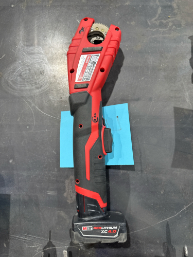 MILWAUKEE COMPACT PIPE CUTTER MODEL: C12PC WITH BATTERY