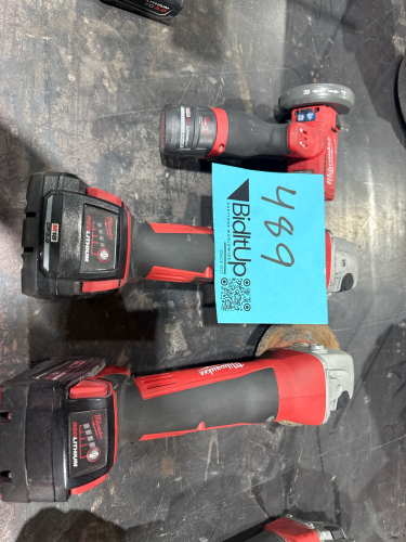 LOT OF (2) MILWAUKEE GRINDERS CAT NO: 2680-20 & (1) MILWAUKEE CUT OFF TOOL CAT NO: 2522-20 WITH BATTERIES